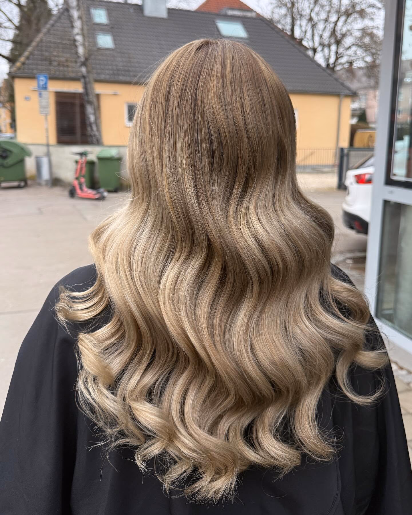 Kühle blonde Balayage mit Wellen, Rückansicht, bei Haar Exakt in Augsburg
