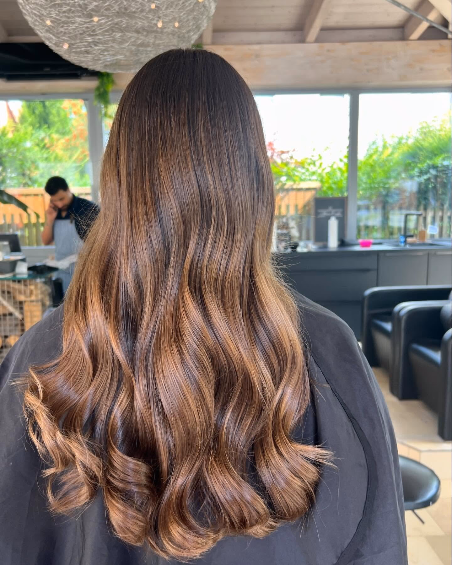 Karamellfarbene Balayage auf langem Haar bei Haar Exakt in Augsburg