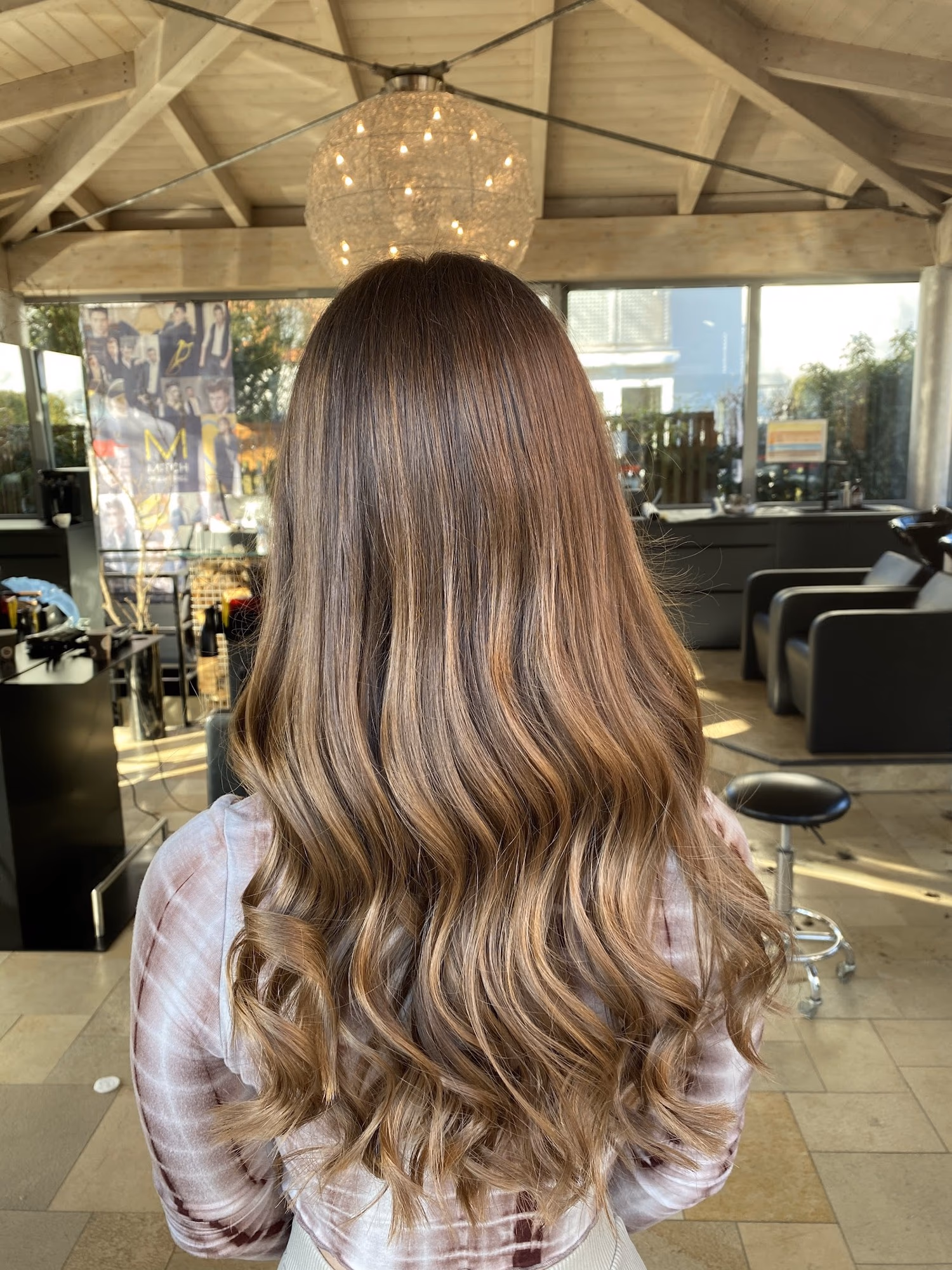 Karamell-Balayage mit Wellen im Salon, Rückansicht, Haar Exakt Augsburg