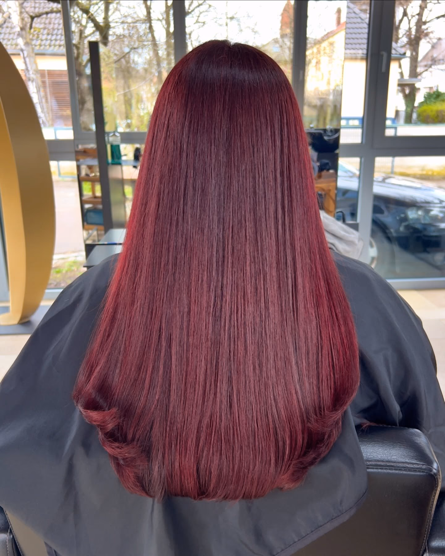 Cherry-Coke-Rot auf langem glattem Haar, Haar Exakt Augsburg
