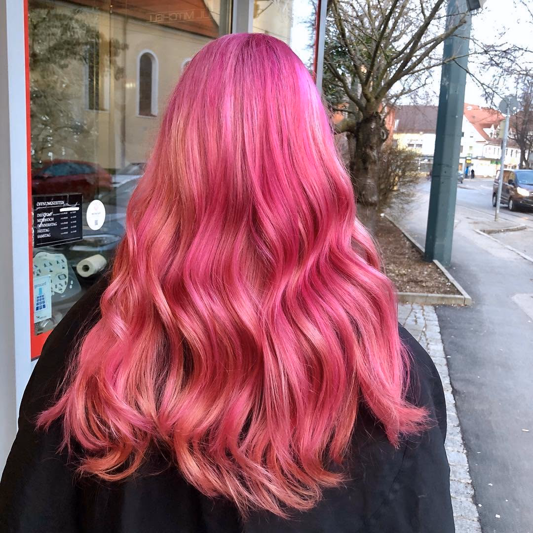 Kräftiges Pink auf langem Haar, gefärbt bei Haar Exakt Augsburg