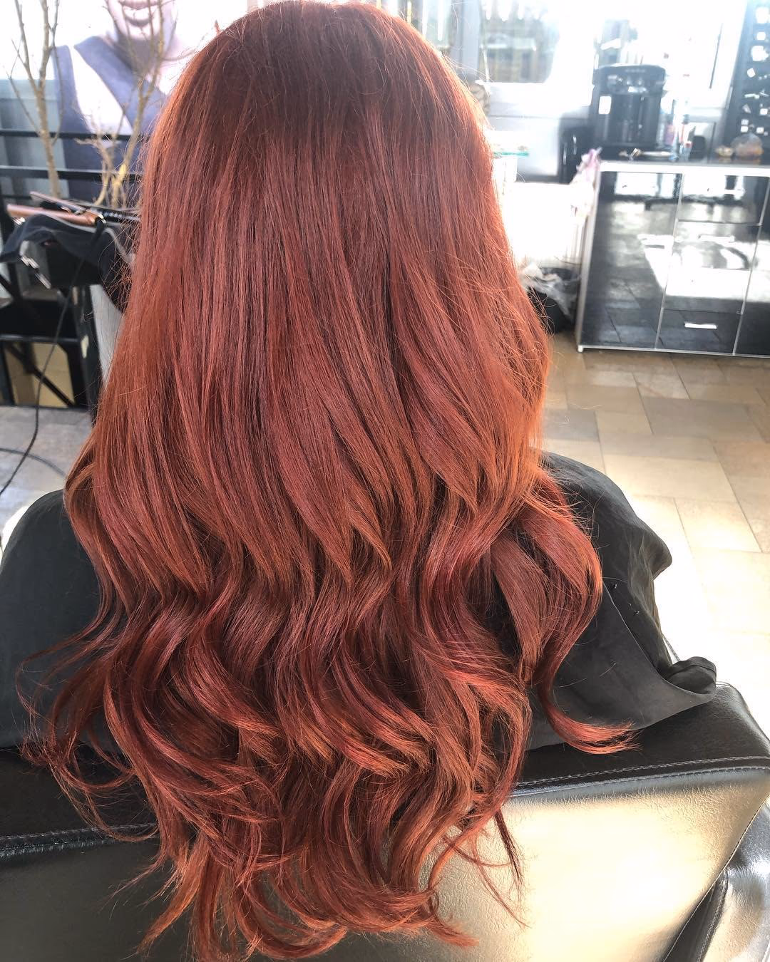 Rotbraune Farbe mit Wellen, Haar Exakt in Pfersee