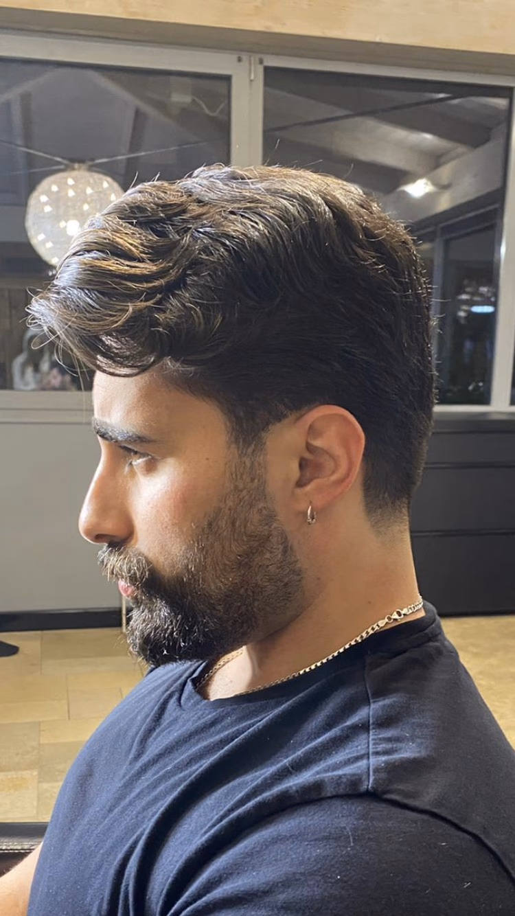 Mann im Profil mit gepflegtem Bart und frischem Schnitt im Salon Haar Exakt Augsburg