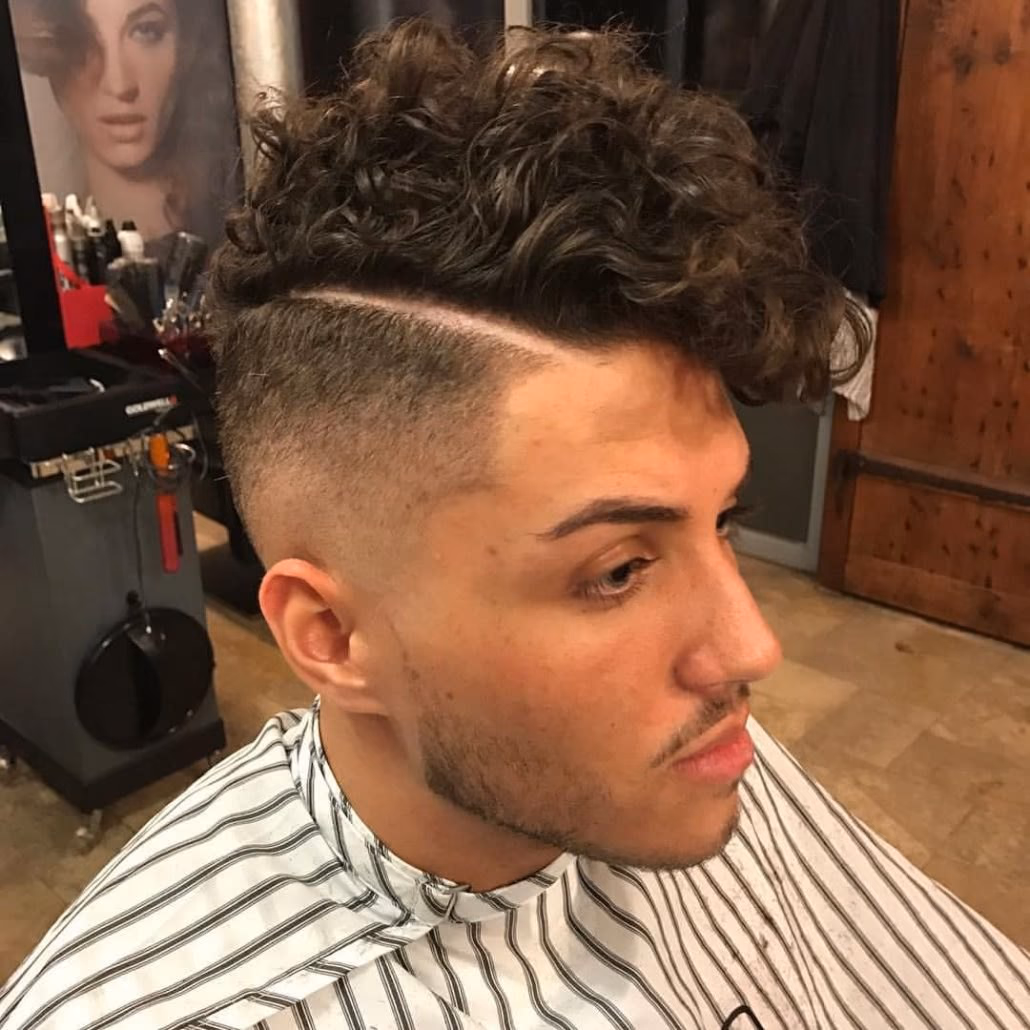 Mann mit frischem Herrenhaarschnitt und Bart im Salon Haar Exakt Augsburg